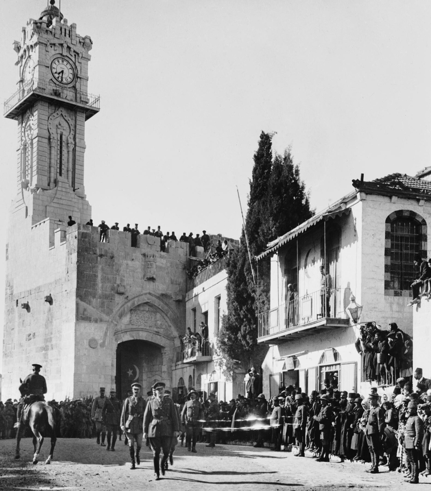General Edmund Allenby entering Jerusalem on foot through the Jaffa Gate on 11 December 1917, accompanied by officers and watched by crowds.
